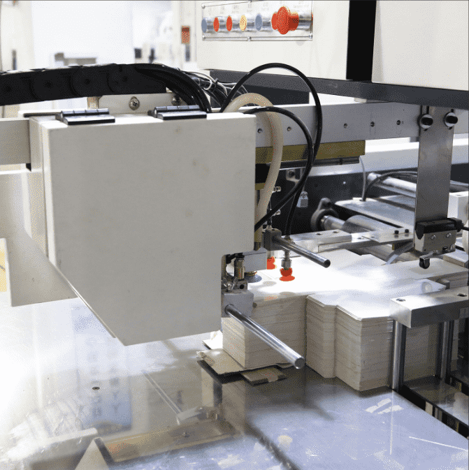 How to solve the pain points of the fitting accuracy of the automatic rigid box making machine